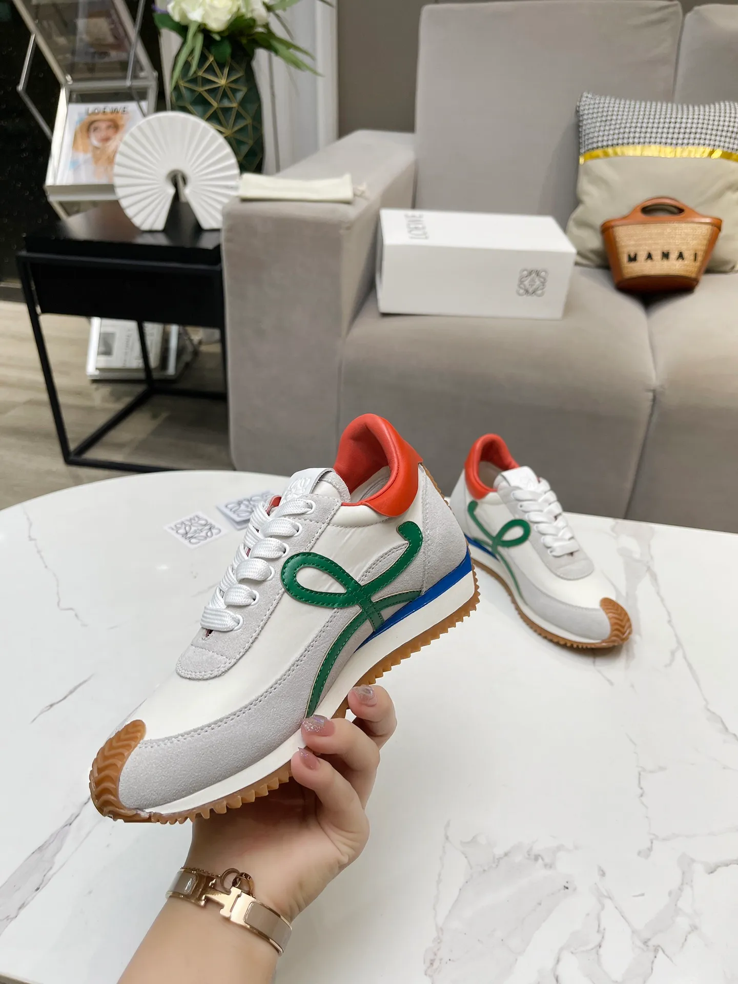 👟👟Ex-factory price 520👟👟 Men's code +10 Women's model: 35--39 (customized code 40 for women), Men's model: 40--44 (customized code 45 for men), 🔥🔥Hot LOEWE 2024 latest inner color block moral training shoes Forrest Gump shoes super good-looking super versatile color block stitching upper Very high-end hidden inner vagina 4cm! The heel has a novel design, is soft and comfortable, and has an exclusive brand logo on the side. It will be rated as the most comfortable sneaker of the year and is a must-have for your shoe cabinet!  The upper is made of special original cowhide + original cloth imported from Australia. The cowhide insole / original private model is exclusively customized with a 1:1 outsole!  Complete set in original packaging.
